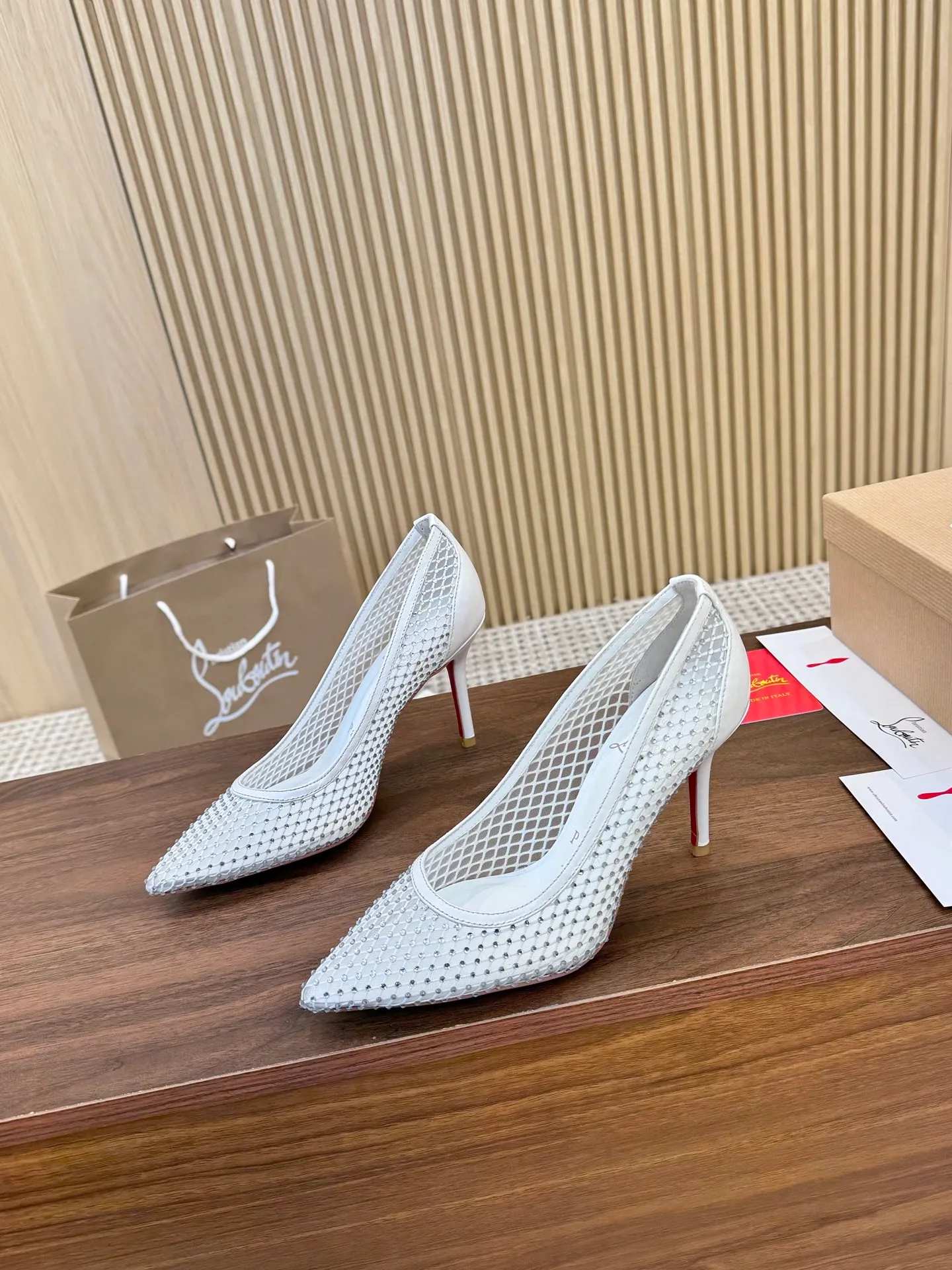 👟👟Ex-factory price 440👟👟 Genuine leather sole +40 Year-round shipment💝Christian Louboutin CL👠 Classic "💎Cow Patent Leather💎Series" noble and luxurious, real blingbling✨ Real materials, all customized by the pattern maker, and the materials are made of original customized materials, achieving the taste of the original 6 color options💍 Upper: imported 👉cow patent leather💪 lining: sheepskin foot pad/lining code number: 34-40.41.42 heel height: two options: 10.5cm and 8.5cm